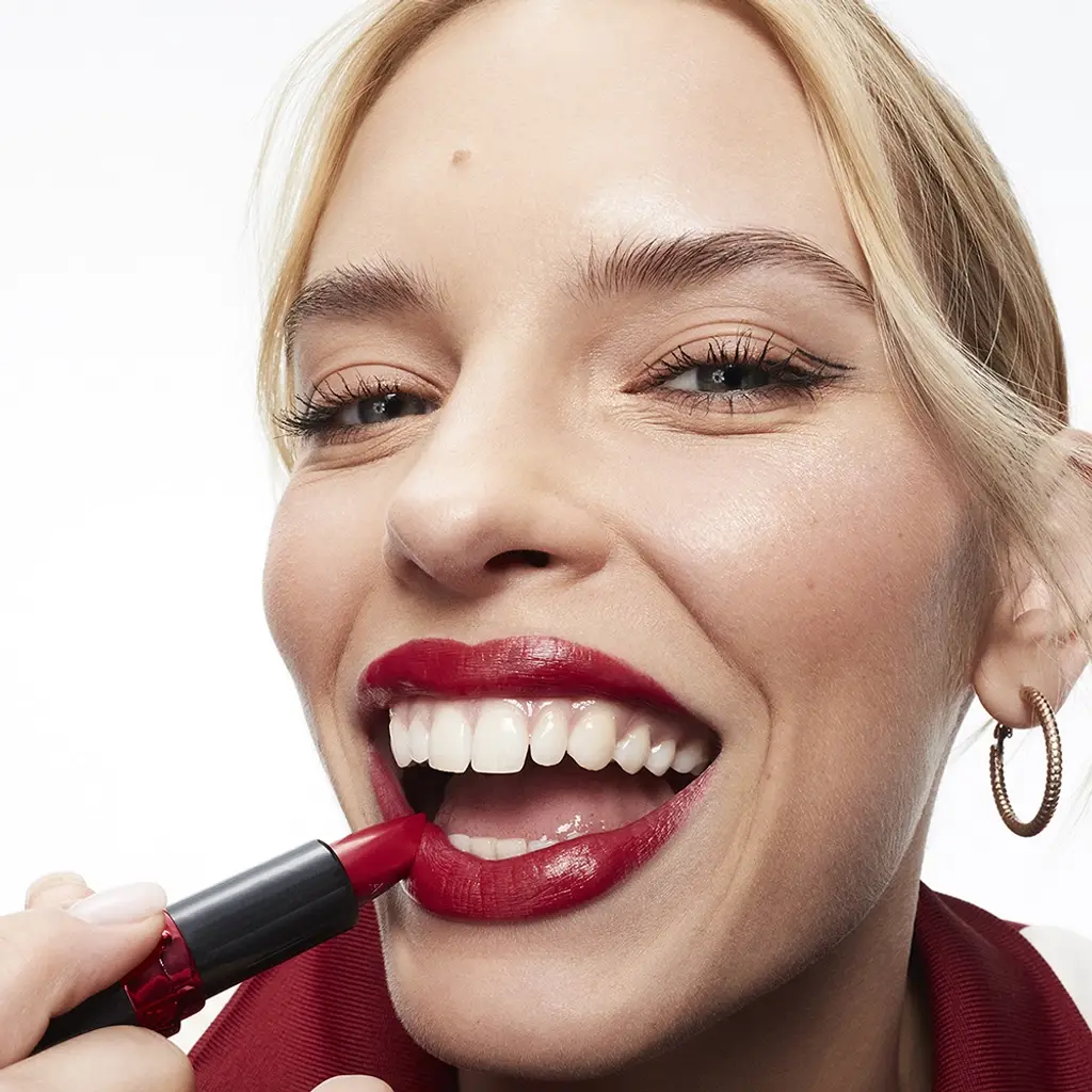 أحمر شفاه Avon فائق مطفي 26 M مرجاني Fever