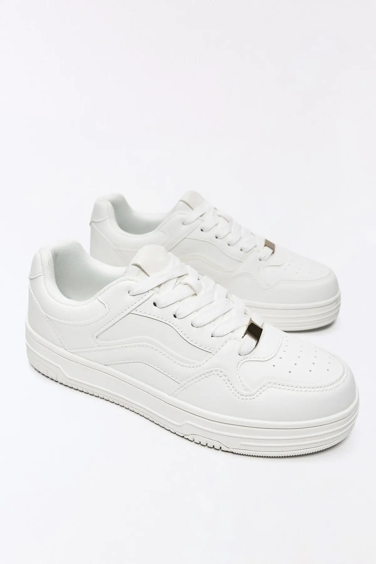 حذاء رياضي أساسي