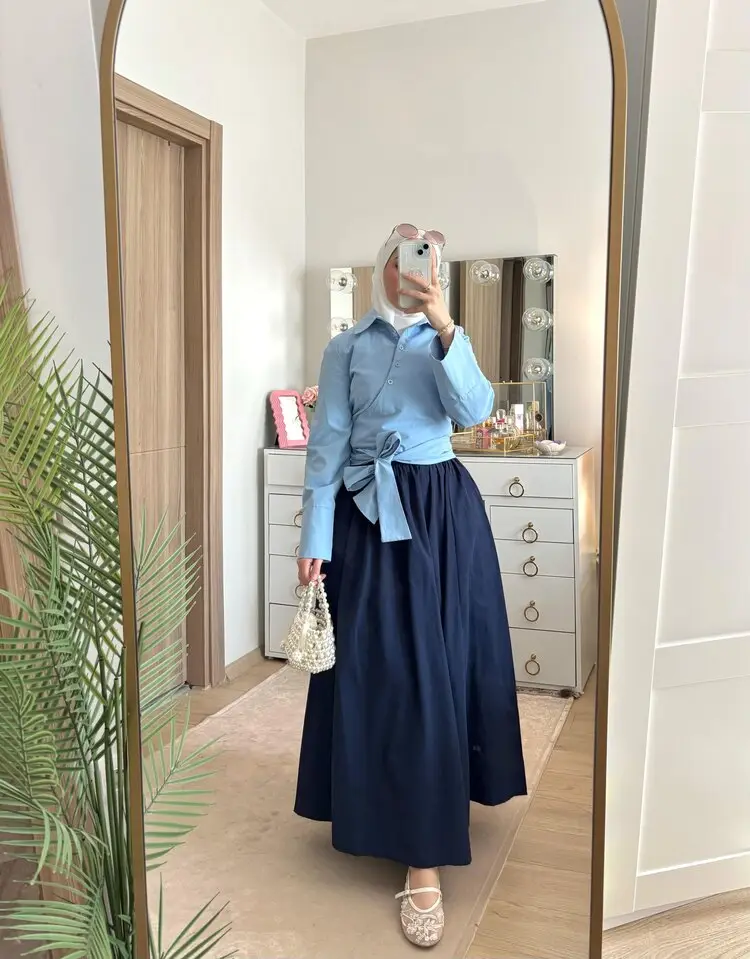 قميص بربطة مع تنورة كحلية بكشكش