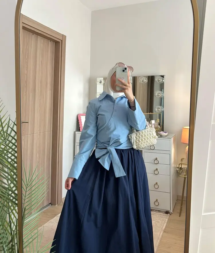 قميص بربطة مع تنورة كحلية بكشكش