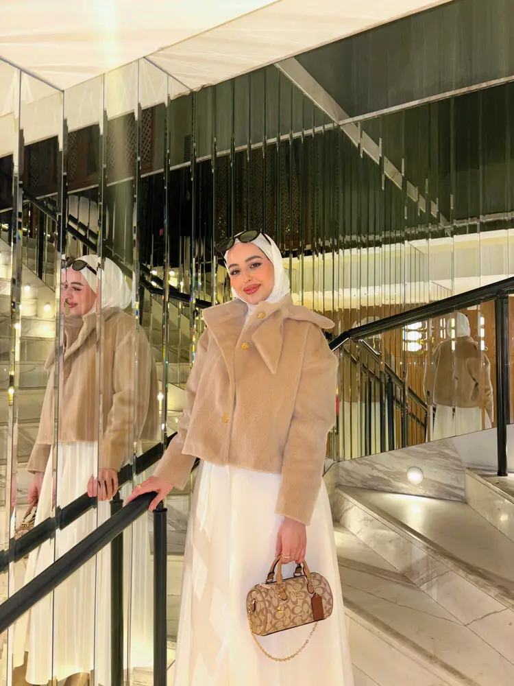 جاكيت فرو قصير بأزرار ذهبية