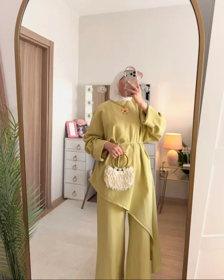 طقم من قطعتين مع حزام