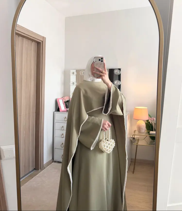 فستان Swan بتفاصيل اللؤلؤ