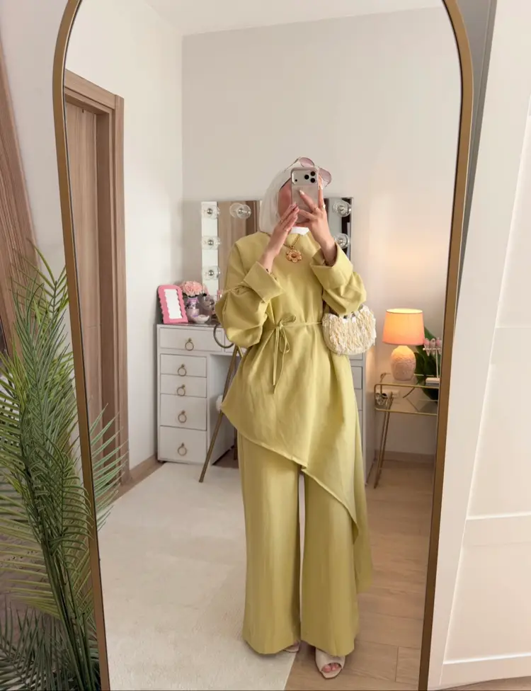 طقم من قطعتين مع حزام