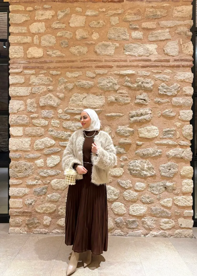 فستان تريكو بتنورة بليسيه