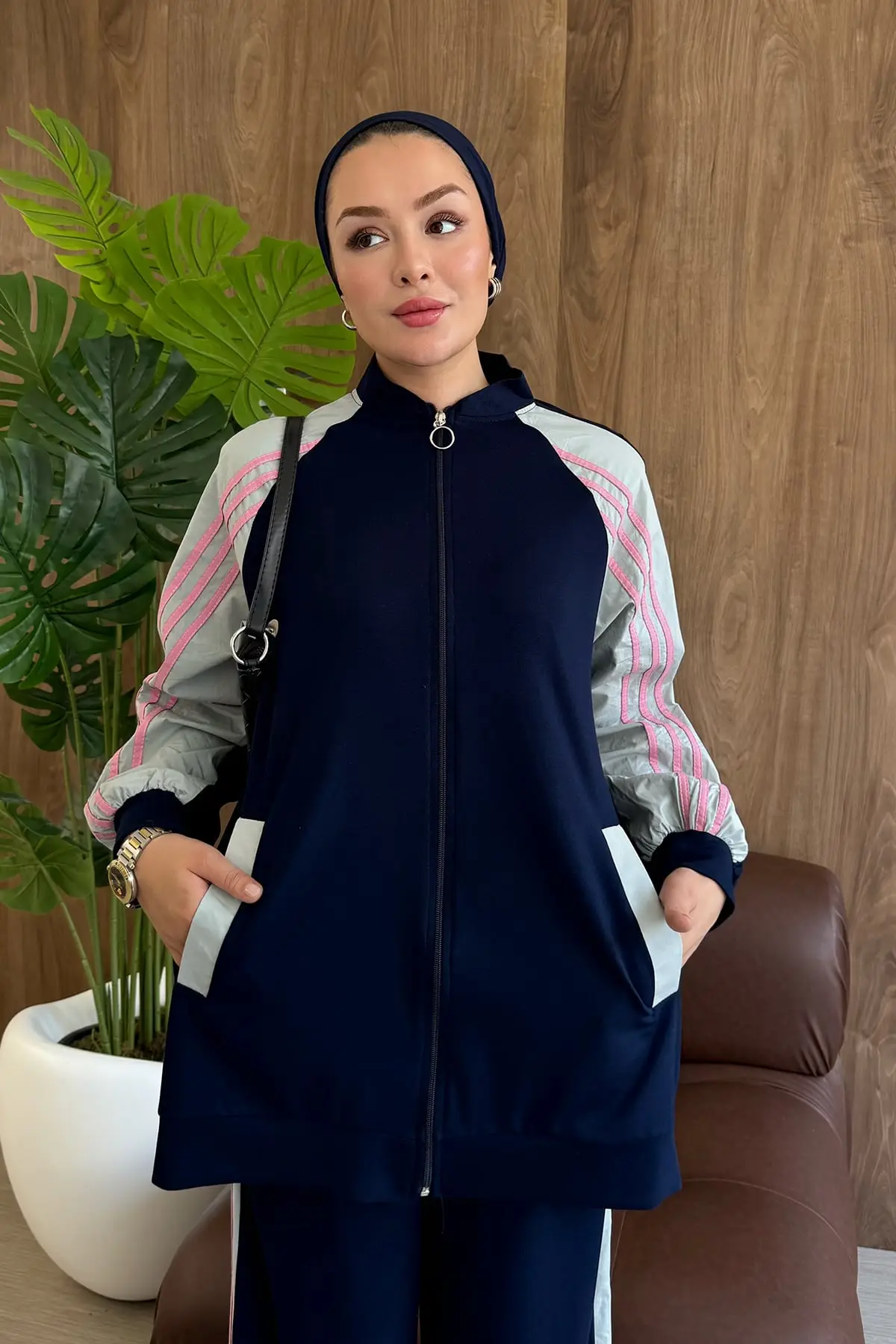 طقم رياضي مقلم