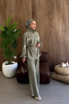 طقم مريح وعملي - زيتي